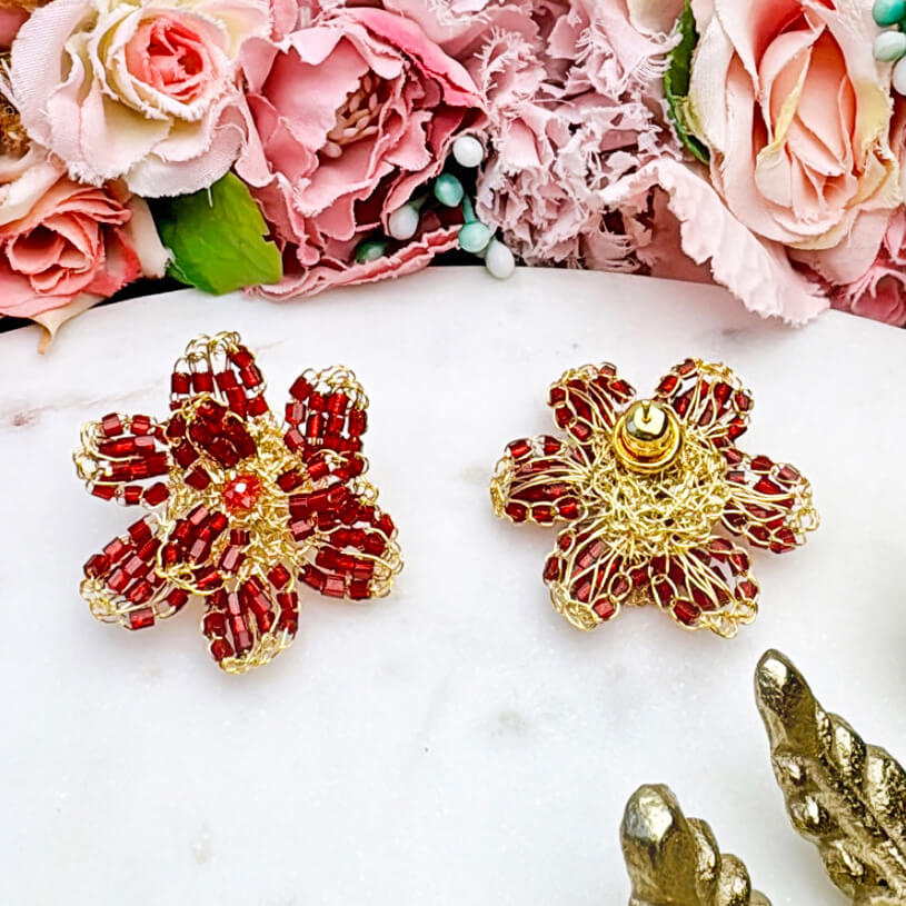 Aufwändige vergoldete Blumen-Ohrringe mit Perlen in Rot