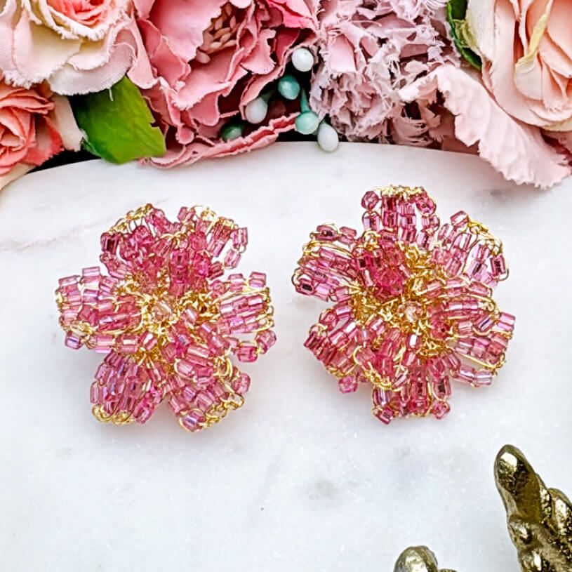 Aufwändige vergoldete Blumen-Ohrringe mit Perlen in Pink