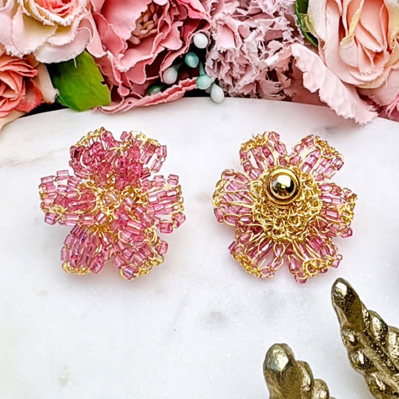 Aufwändige vergoldete Blumen-Ohrringe mit Perlen in Pink