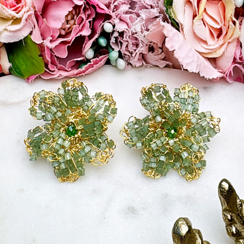 Aufwändige vergoldete Blumen-Ohrringe mit Perlen in Hellgrün