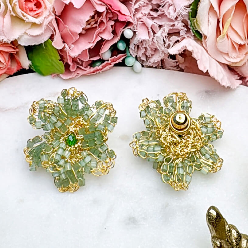 Aufwändige vergoldete Blumen-Ohrringe mit Perlen in Hellgrün