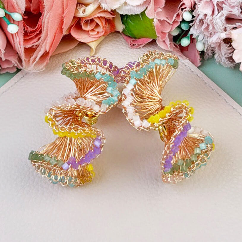 Extravagante Ohrringe aus roségoldenen Drähten und Perlen in Pastelltönen