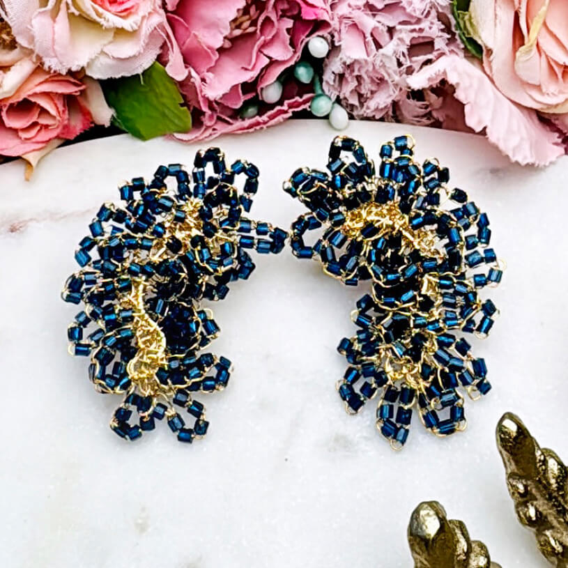 Dunkelblaue Perlen-Ohrringe in Blütenform