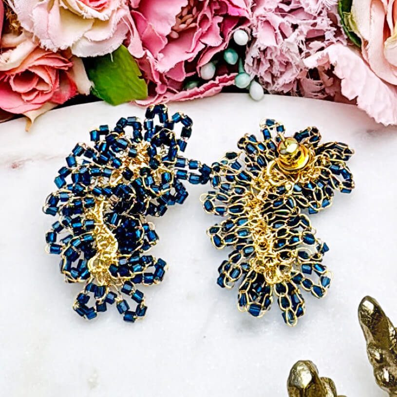 Dunkelblaue Perlen-Ohrringe in Blütenform