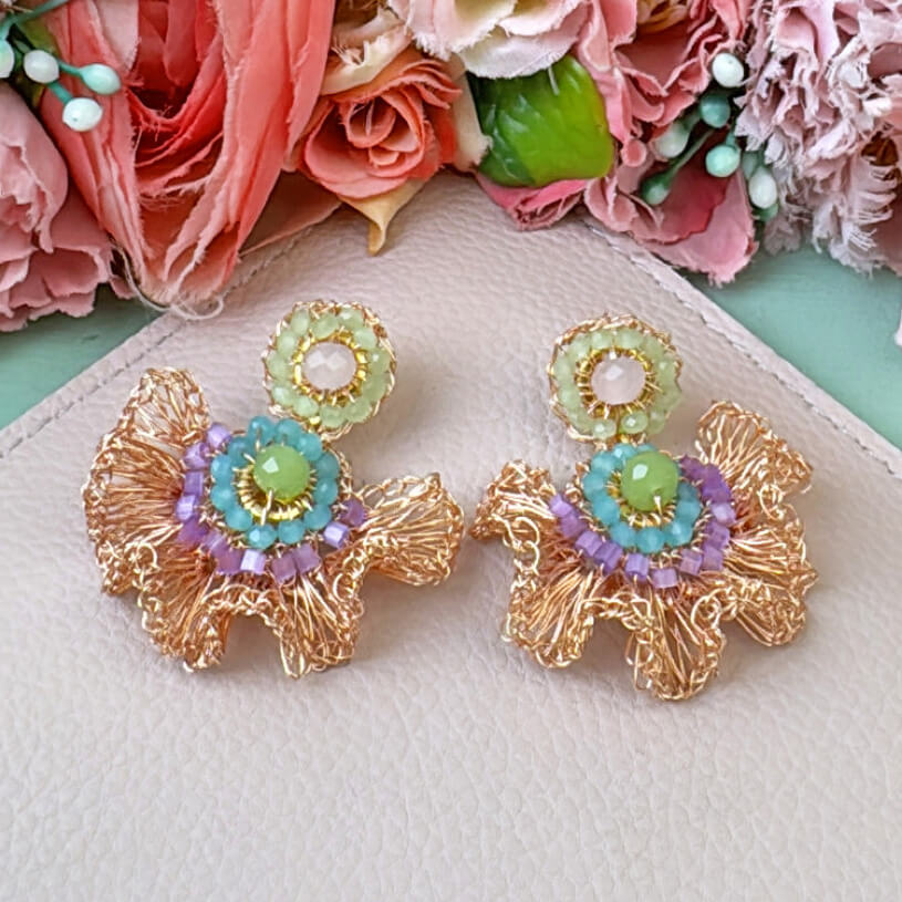 Glamouröse Blüten-Ohrringe aus roségoldenen Drähten und Perlen in Pastelltönen