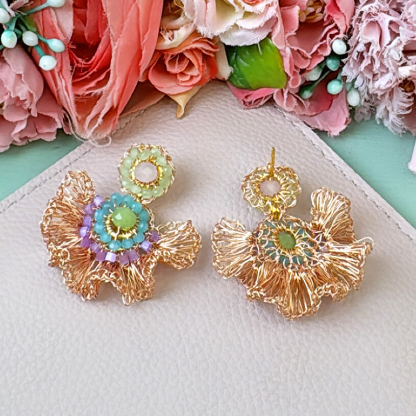 Glamouröse Blüten-Ohrringe aus roségoldenen Drähten und Perlen in Pastelltönen