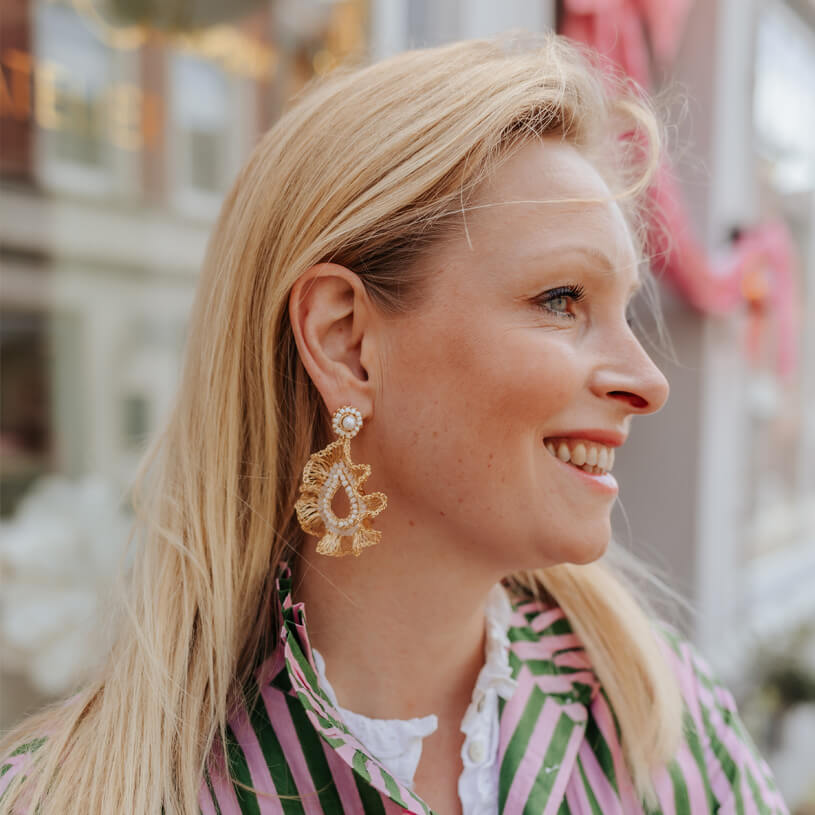 Elegante goldene Tropfen-Ohrringe mit weißen Perlen