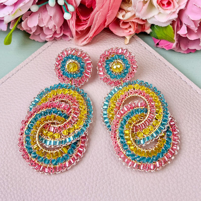 Vergoldete Ohrstecker aus verschlungenen sommerlichen Perlenringen