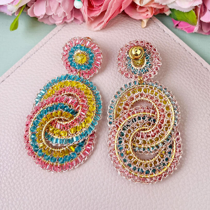 Vergoldete Ohrstecker aus verschlungenen sommerlichen Perlenringen