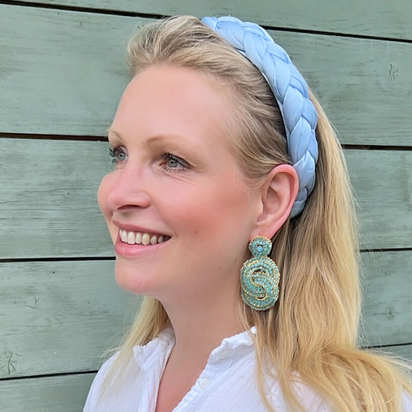 Vergoldete Ohrstecker aus verschlungenen türkisfarbenen Perlenringen