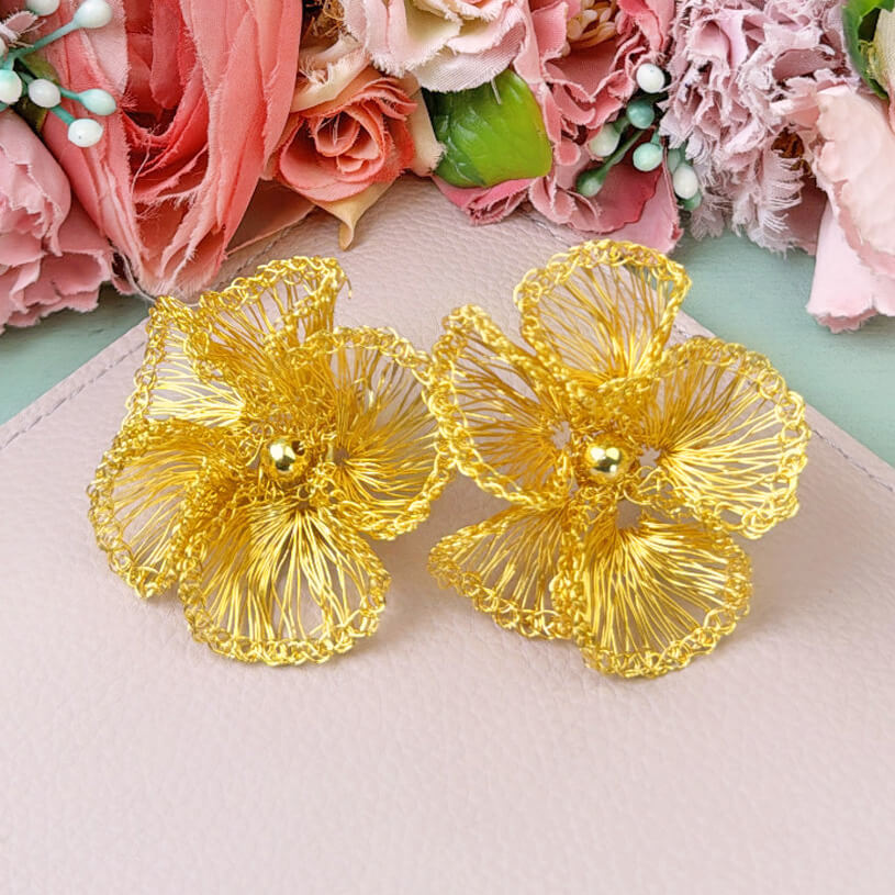 Einzigartige Statement-Ohrringe in Blumenform aus goldfarbenen Drähten