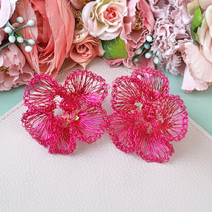 Einzigartige Statement-Ohrringe in Blumenform aus pinken Drähten
