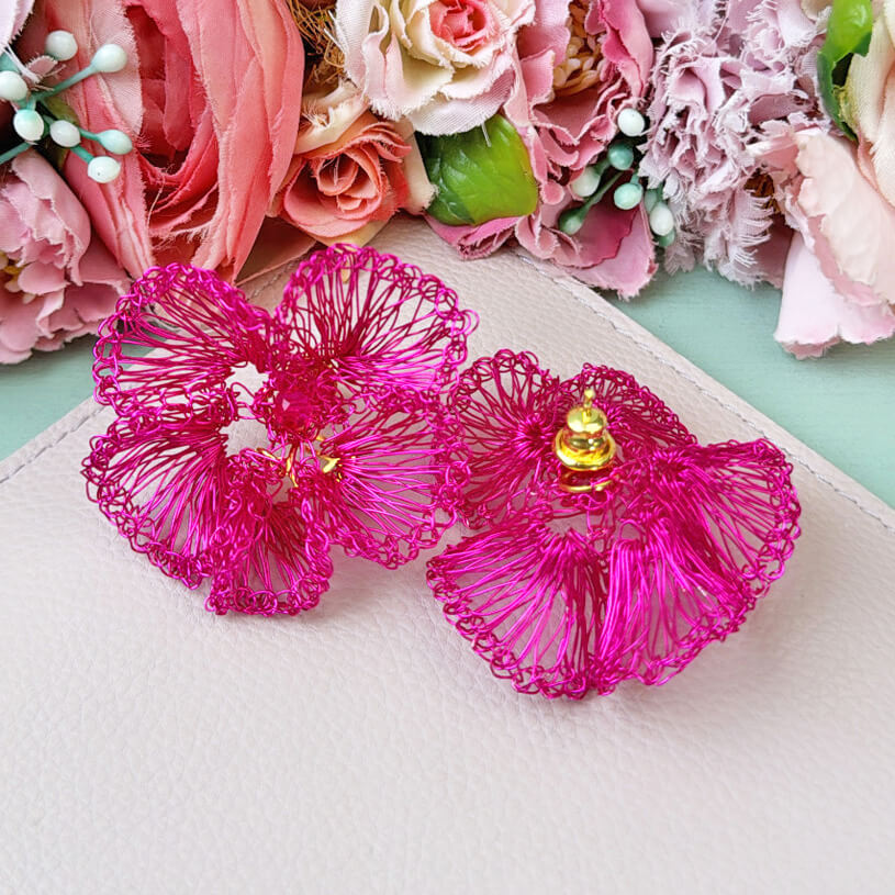 Einzigartige Statement-Ohrringe in Blumenform aus pinken Drähten