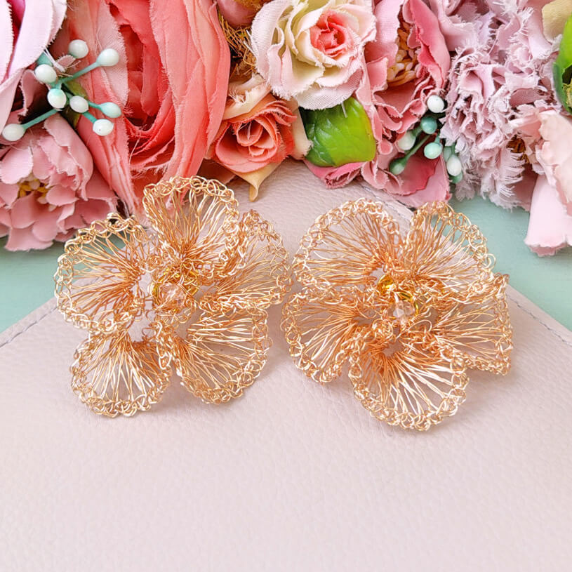 Einzigartige Statement-Ohrringe in Blumenform aus roségoldfarbenen Drähten