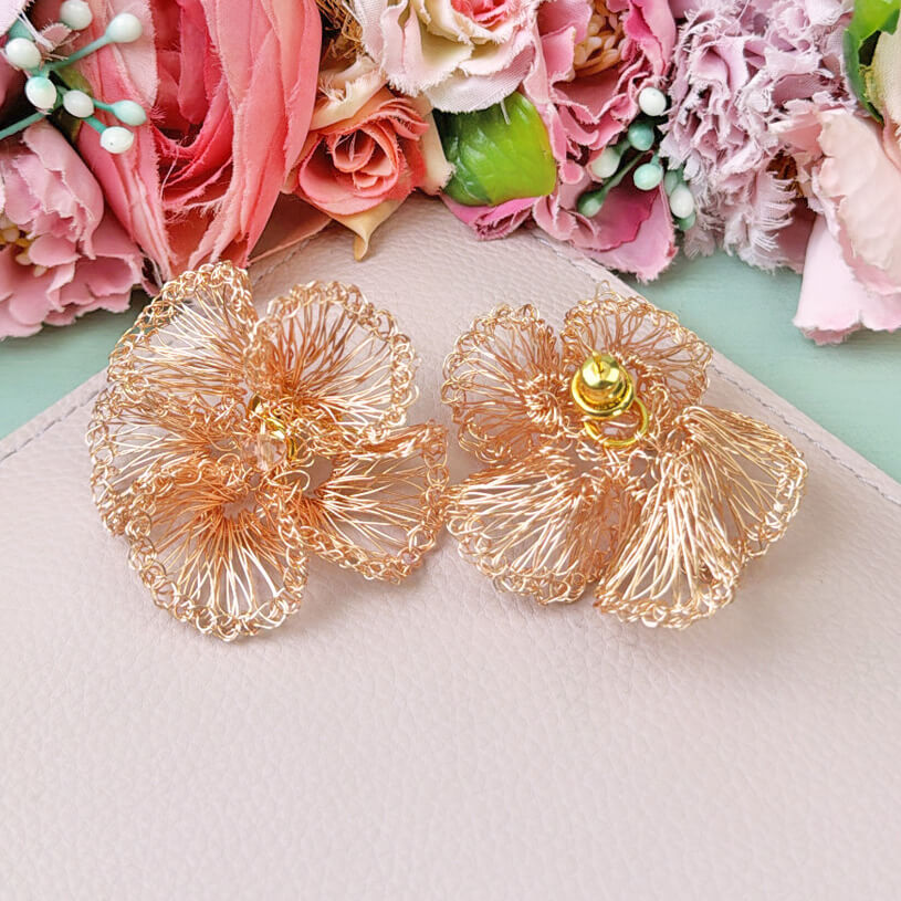 Einzigartige Statement-Ohrringe in Blumenform aus roségoldfarbenen Drähten