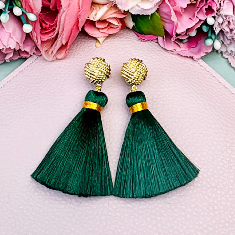 Vergoldete Knoten-Ohrstecker mit dunkelgrüner Quaste