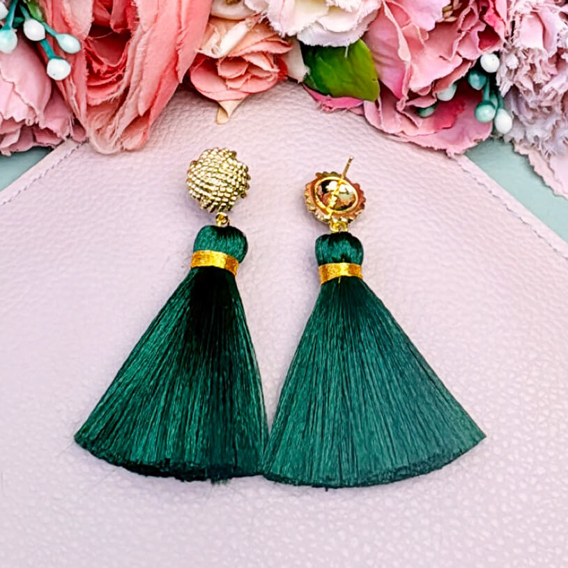 Vergoldete Knoten-Ohrstecker mit dunkelgrüner Quaste