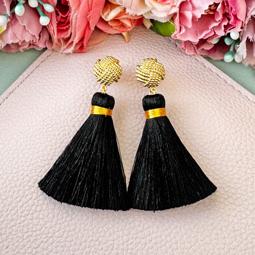 Vergoldete Knoten-Ohrstecker mit schwarzer Quaste