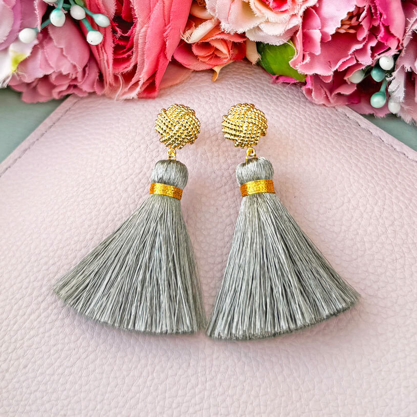 Vergoldete Knoten-Ohrstecker mit hellgrauer Quaste