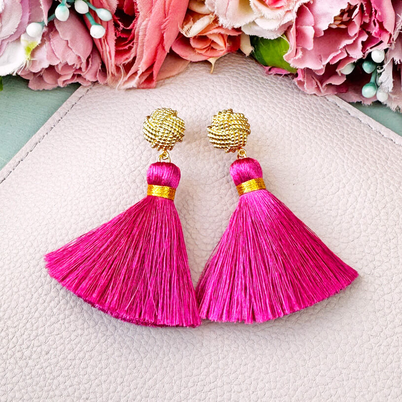 Vergoldete Knoten-Ohrstecker mit pinker Quaste