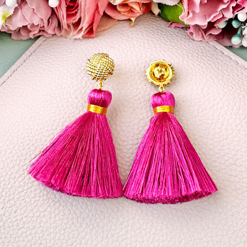 Vergoldete Knoten-Ohrstecker mit pinker Quaste