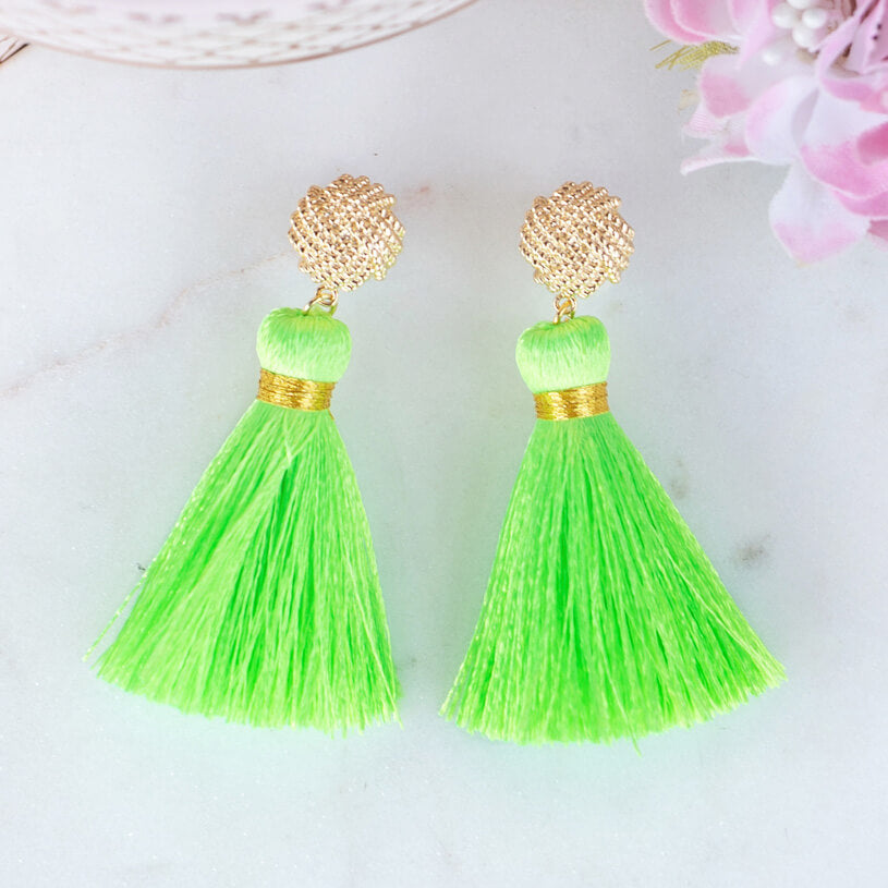 Vergoldete Knoten-Ohrstecker mit neongrüner Quaste