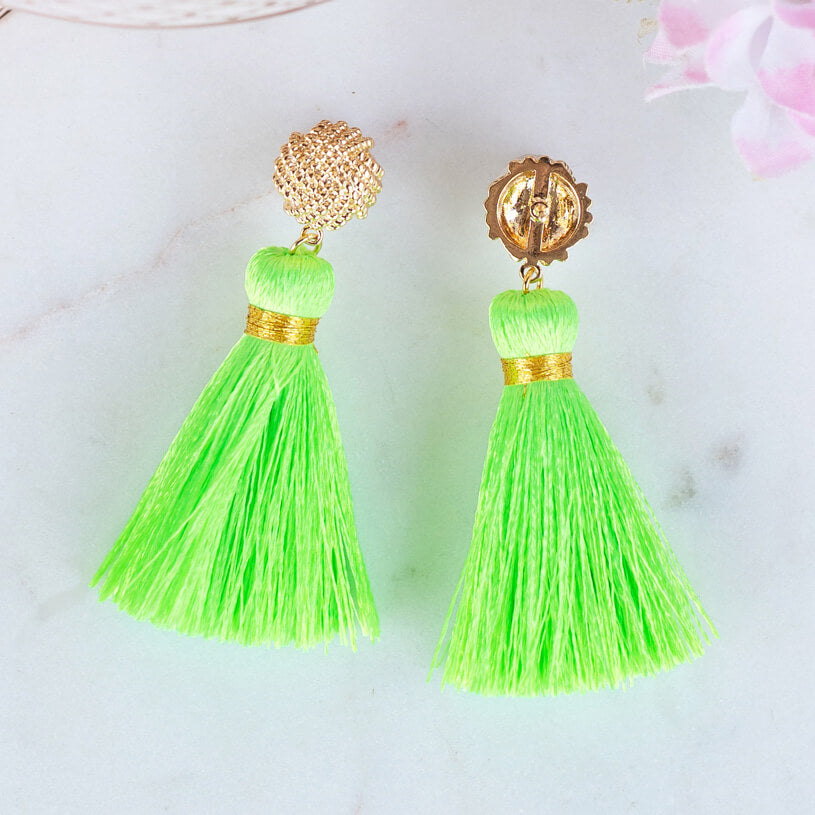 Vergoldete Knoten-Ohrstecker mit neongrüner Quaste