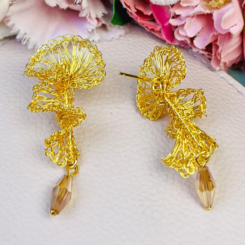 Designer Ohrringe aus goldenen Drähten mit Tropfen