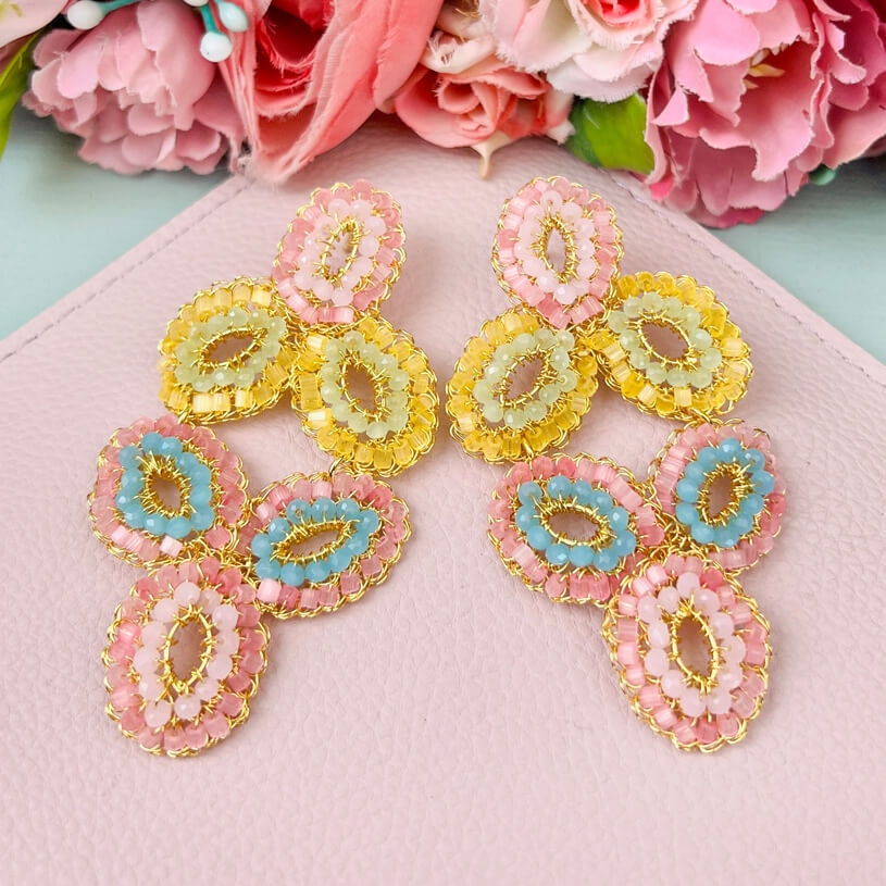 Extravagante PerlenOhrringe mit bunten Blattelementen