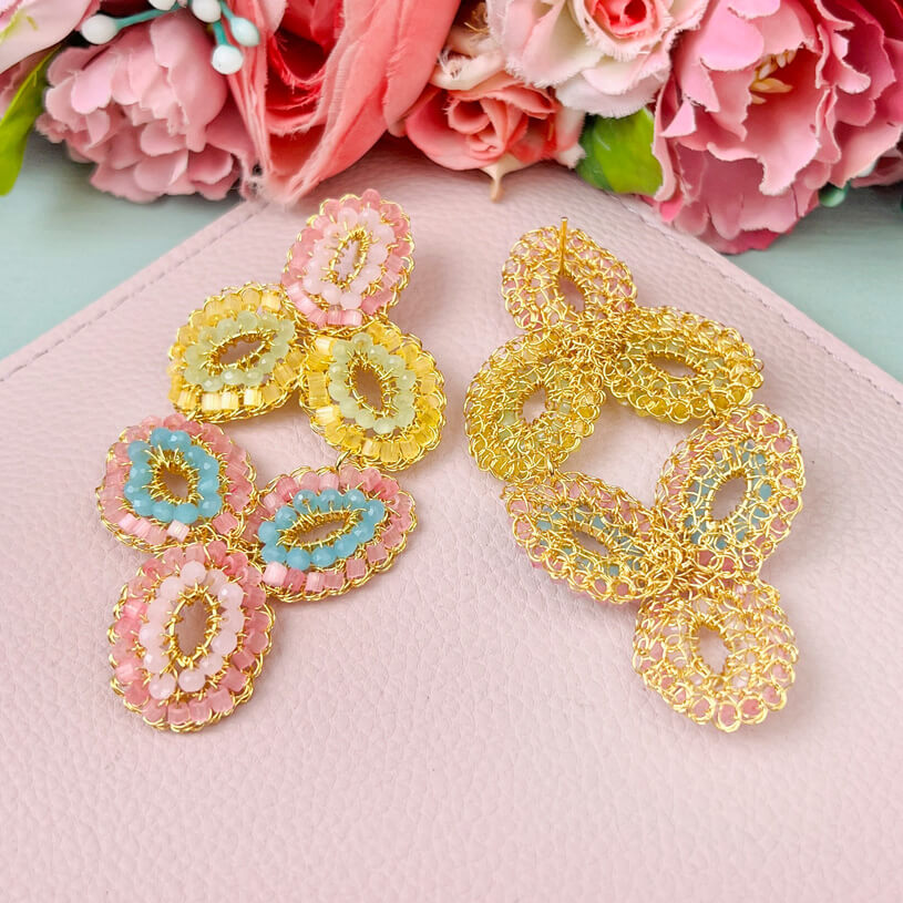 Extravagante PerlenOhrringe mit bunten Blattelementen