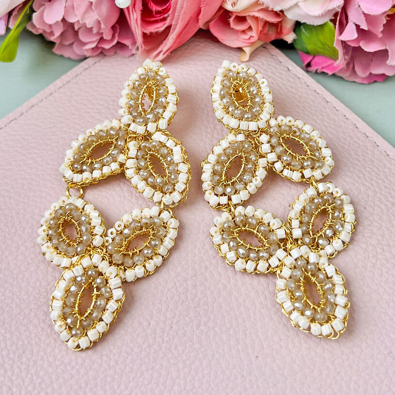 Extravagante PerlenOhrringe mit cremefarbenen Blattelementen