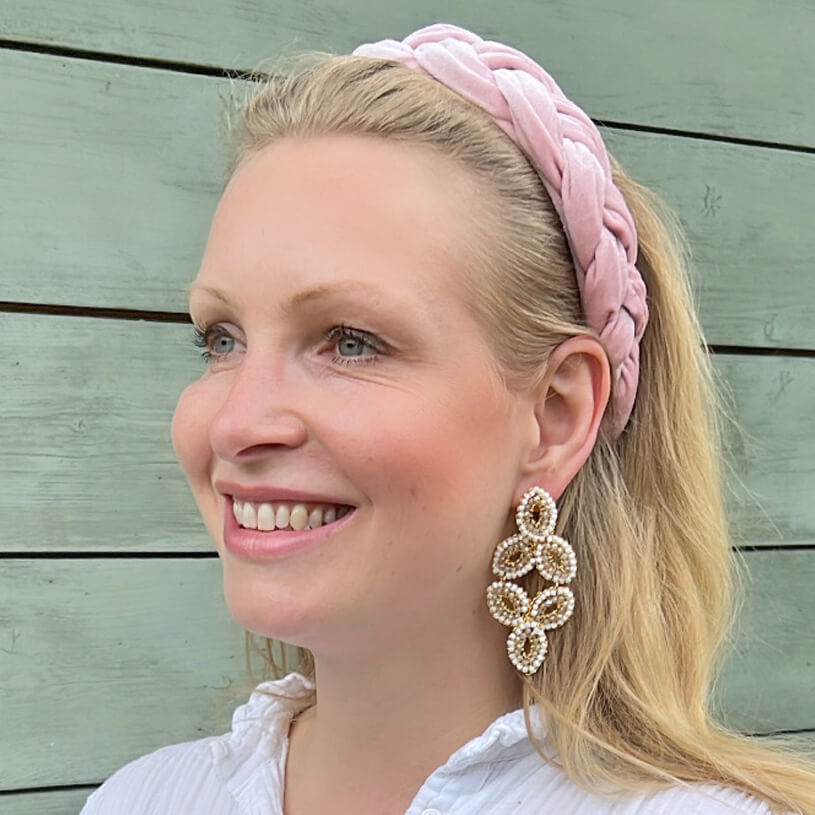 Extravagante PerlenOhrringe mit cremefarbenen Blattelementen