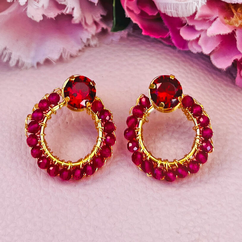 Edle PerlenOhrringe in Himbeerrot mit funkelndem Stein