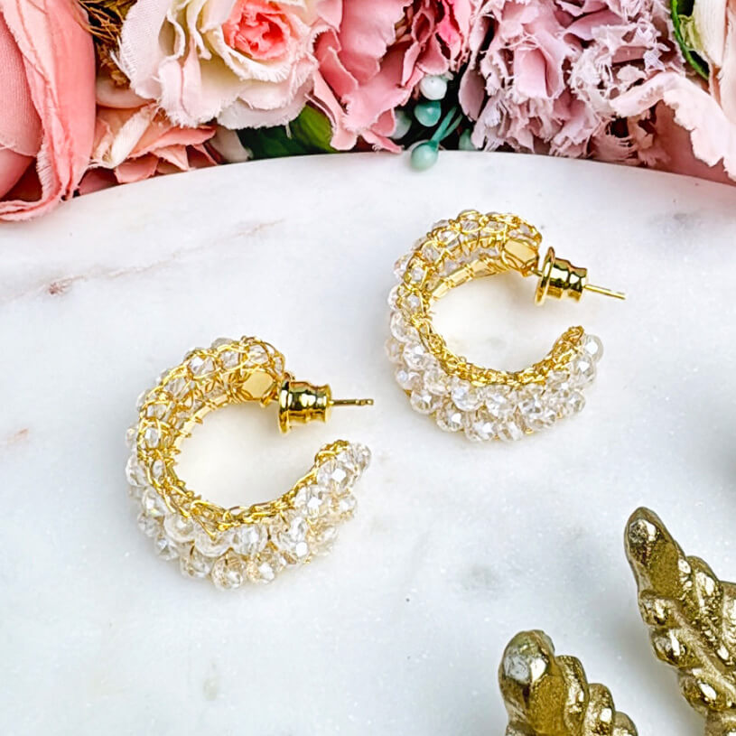 Aufwändige Doppelcreole aus Perlen in Kristalltönen