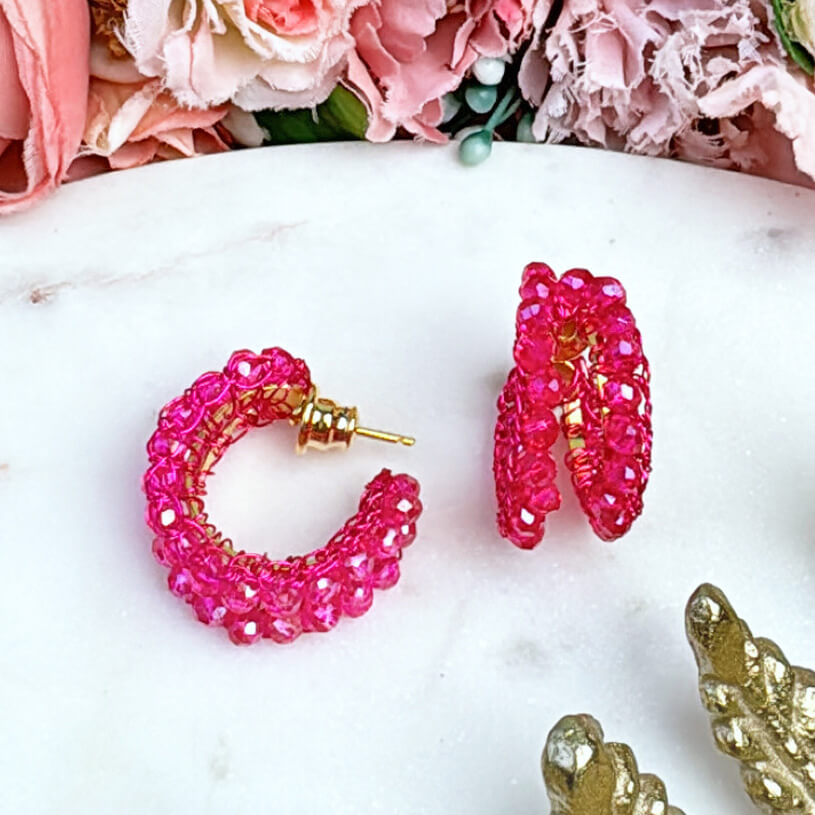 Aufwändige Doppelcreole aus Perlen in leuchtendem Pink