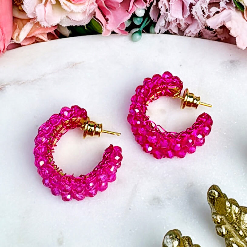 Aufwändige Doppelcreole aus Perlen in leuchtendem Pink