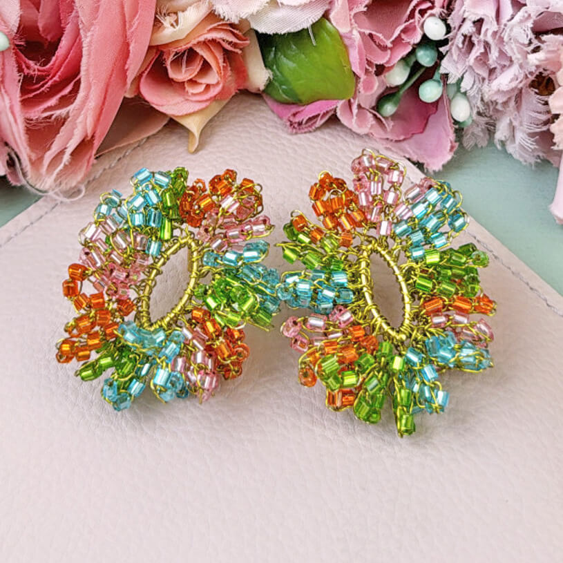Trendige Ohrringe aus einem Perlenring in bunten Farben