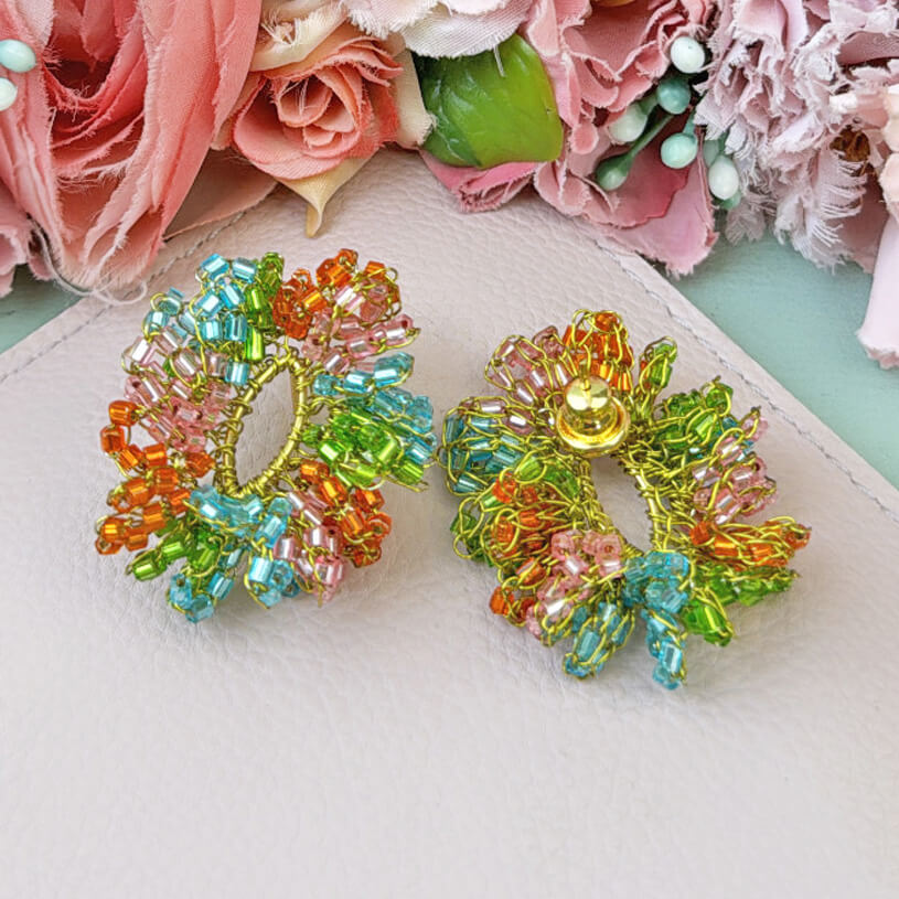 Trendige Ohrringe aus einem Perlenring in bunten Farben