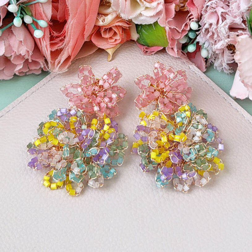 Außergewöhnliche Perlen-Ohrringe aus zwei Blüten in Rosa und Bunt