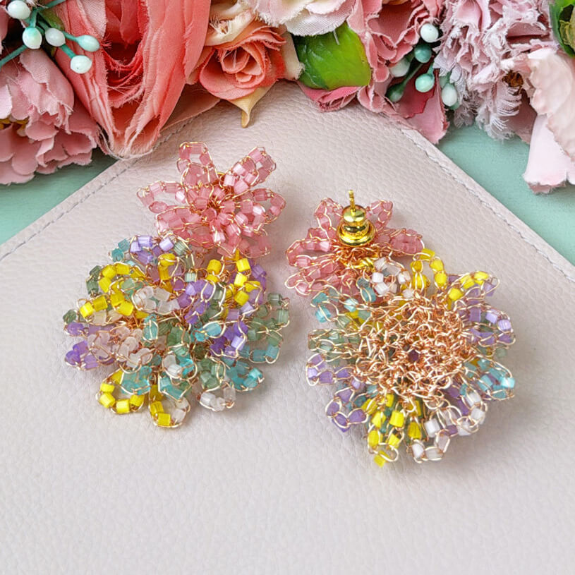 Außergewöhnliche Perlen-Ohrringe aus zwei Blüten in Rosa und Bunt