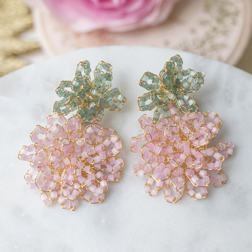 Außergewöhnliche Perlen-Ohrringe aus zwei Blüten in Hellgrün und Rosa