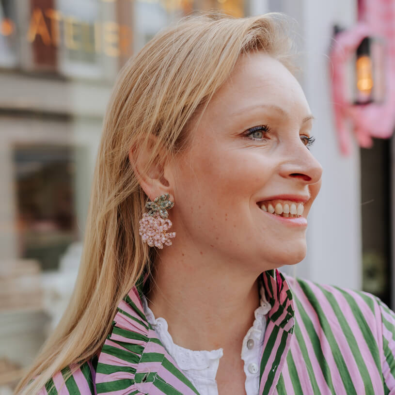 Außergewöhnliche Perlen-Ohrringe aus zwei Blüten in Hellgrün und Rosa