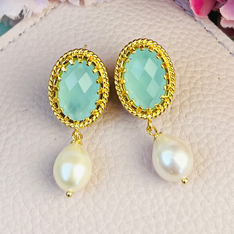 Funkelnde türkisblaue Ohrstecker mit edler Süßwasserperle von Janne v. d. Heide