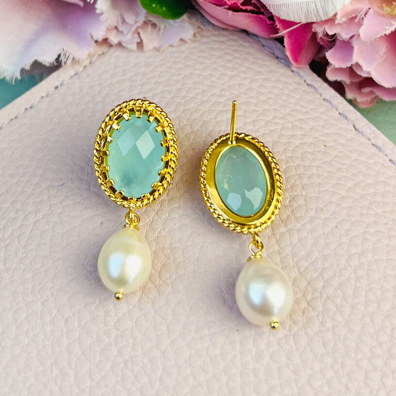 Funkelnde türkisblaue Ohrstecker mit edler Süßwasserperle von Janne v. d. Heide