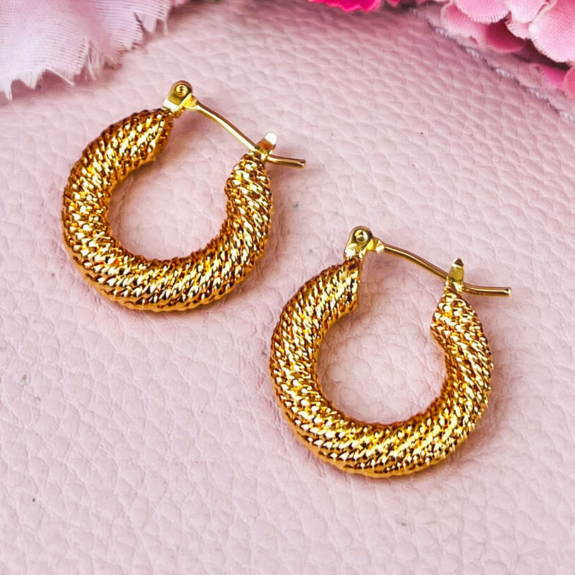 Elegante vergoldete Creolen mit raffiniertem Muster