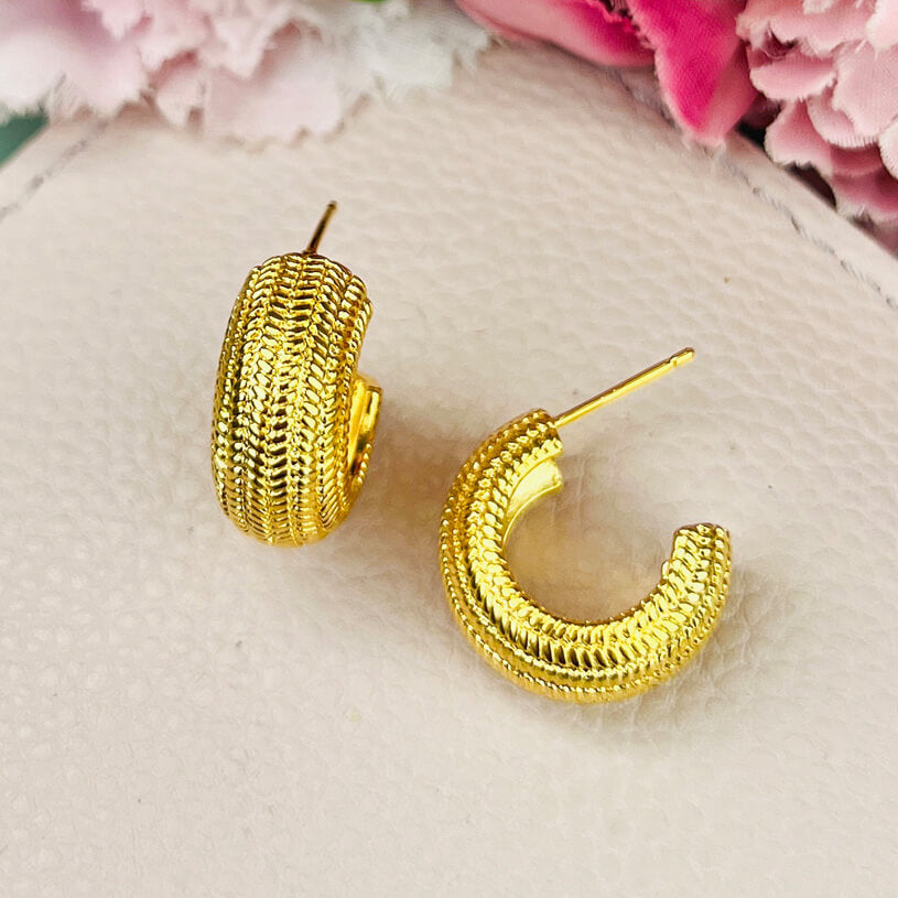 Wunderschöne vergoldete Creolen mit elegantem Muster