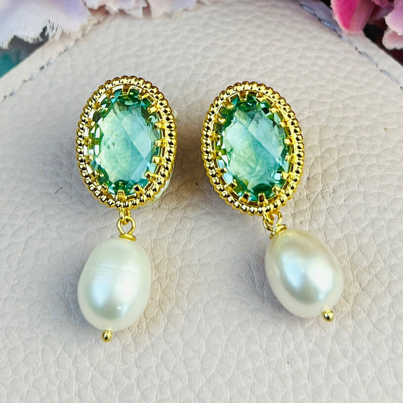 Funkelnde Ohrstecker in Lindgrün mit edler Süßwasserperle