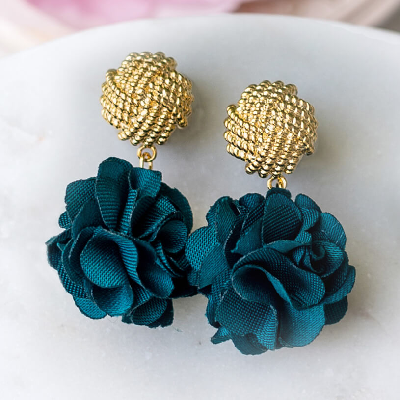 Vergoldete Knoten-Ohrstecker mit dunkel-petrolfarbenem Blüten-Pompom