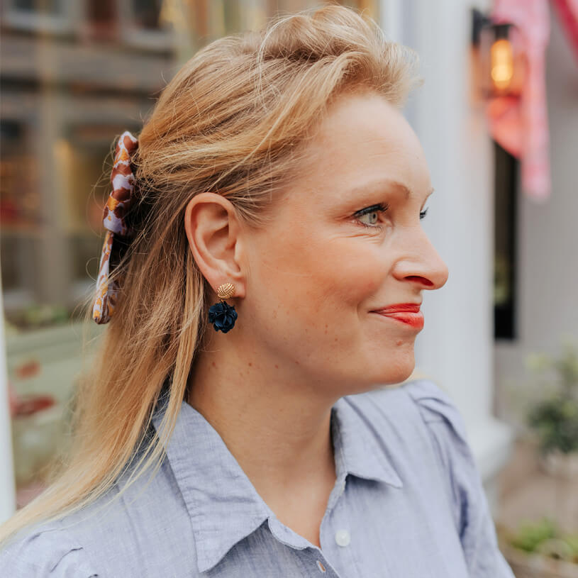 Vergoldete Knoten-Ohrstecker mit dunkel-petrolfarbenem Blüten-Pompom