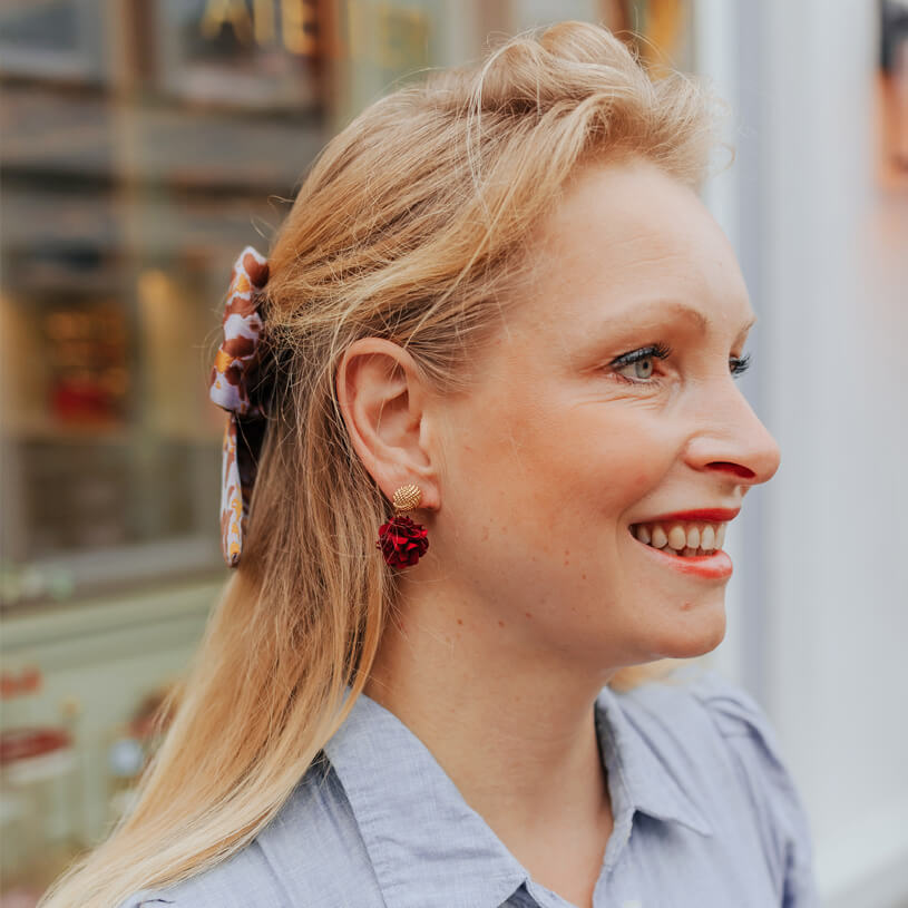 Vergoldete Knoten-Ohrstecker mit dunkelrotem Blüten-Pompom